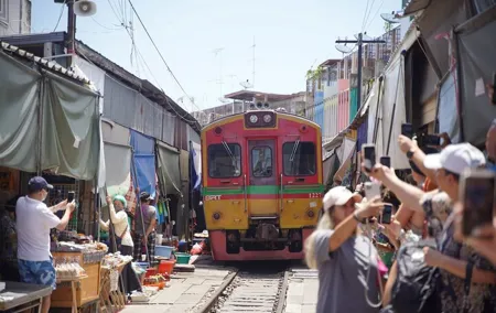 Bangkok: Damnoen Saduak and Maeklong Railway Market Japanese tour