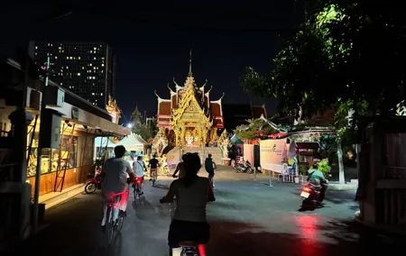 Bangkok: Discover Thonburi by Night: Evening City Bike Tour