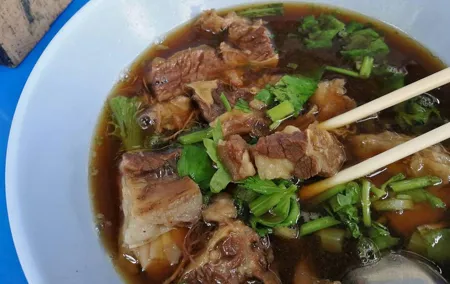 LR-01 TaLad NangLerng, ride along the old town and try local street foods