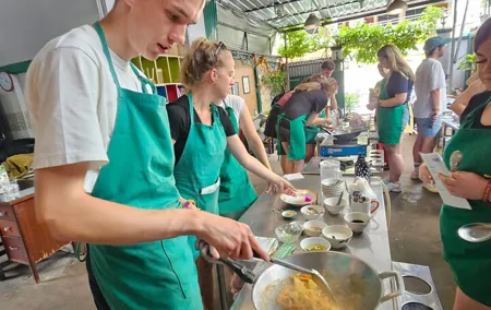 4 Hour Local Thai Kitchen Cooking Class in Phra Nakhon