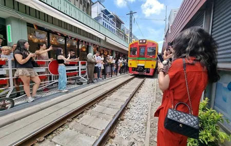 Private Thailand Train and Floating Market Tour
