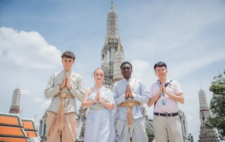 Wat Arun Private Tour with Thai Costume and DIY Coconut Pancakes