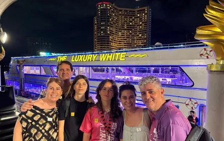 Bangkok: Luxury White Dinner Cruise Free Flow Beer and Wine