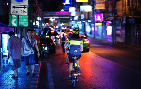 NR-04 WangLang adventurous cycling with a night life cultures of Bangkokian