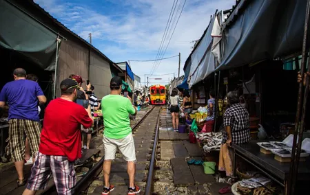 Private Tour : Mae-klong Railway & Damnoen Saduak Floating Market