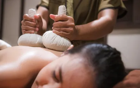 So Thai Sawasdee-Thai massage combination Herbal ball ( 2 hours)