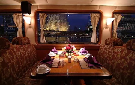 Bangkok : Grand Pearl 2-Hour Chao Phraya Dinner Cruise Joint Tour