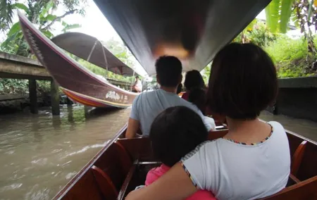 Private Tour : Damnoen Saduak Floating Market, Train Market ,Temple in a Tree!