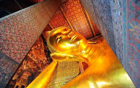 Bangkok Tour By Selfie Expert : FlowerMarket, WatTraimit, WatPho