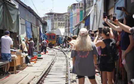 Day Tour From Bangkok to Maeklong and Damnoensaduak Market By Bus