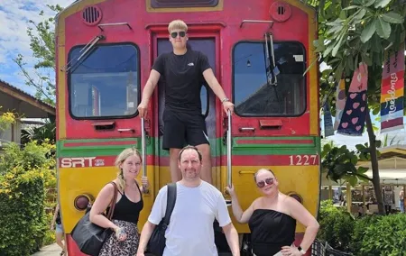 Maeklong Railway and Damnoen Saduak Market with Train Ride