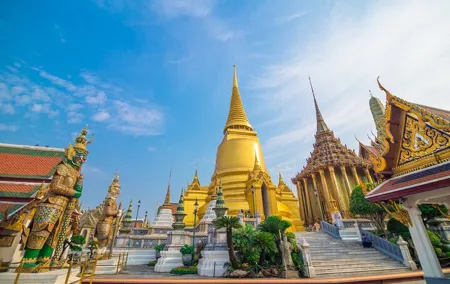 Bangkok: Grand Palace & Wat Pho Half-Day Japanese Tour