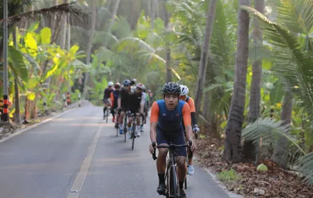 Full-Day Private Cultural Cycling Tour and Resort at Amphawa