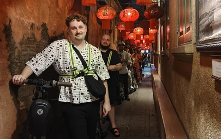 Night E Scooter Tour at Bangkok with Temples and Flower Market