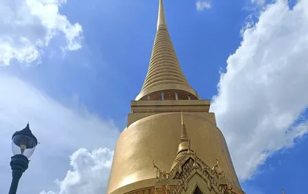 Bangkok's 3 Famous Temples Thai Royal Palace Half-day tour Pick-up and drop-off available Thai lunch available Japanese
