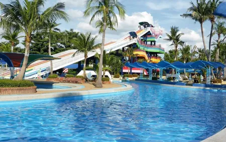 Bangkok's Dream World private guided tour;Solo;Couple;Family