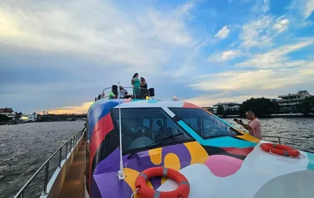 Bangkok: Chaophraya Booze Cruise – Drinks Onboard