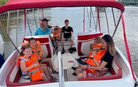 Warsaw: Vistula River Cruise with Your Music & City Views