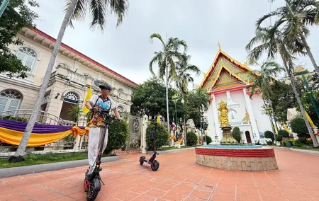 Bangkok: Guided E-Scooter Tour to Temples and Riverside