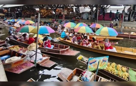 Private Tour Floating market and Train tour with English guides