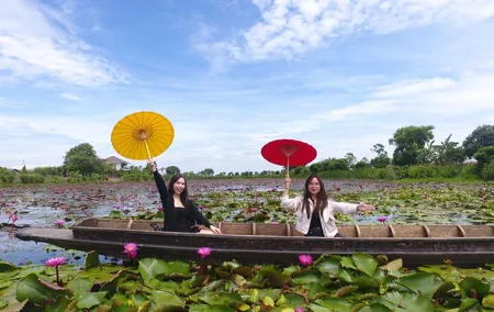 Bangkok: Red Lotus Pond & Thonburi Market