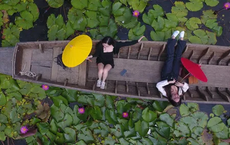 Red Lotus Pond Floating Market and Ayutthaya Historical Park