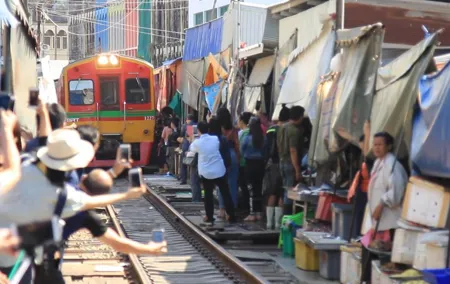 Full Day Folding Umbrella Market and Amphawa Floating Market