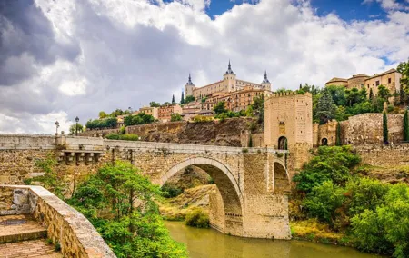 Toledo Full Day Tour with Tapas and Wine