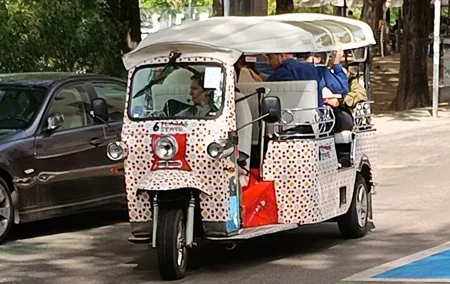 Monumental Madrid: 2 hours Sightseeing Tuk Tuk Tour