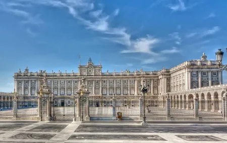 Skip the Line Royal Palace Madrid Tour Semi-Private 8ppl max