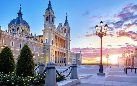 Madrid Scavenger Hunt and Highlights Self-Guided Tour