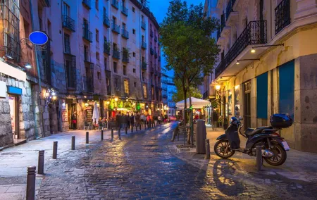 Madrid Private Night Walking Custom Tour with Tapa and a Drink