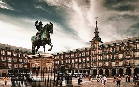 Royal Palace + Old City Madrid Exclusive Guided Walking Tour