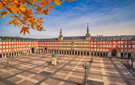 Royal Madrid Private Walking Tour: Palaces & Plazas