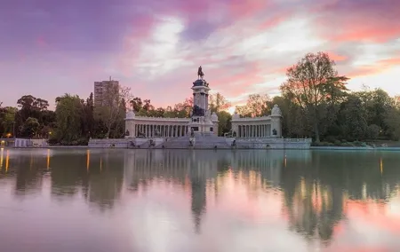 Private tour to the Cibeles Palace and the Retiro Park