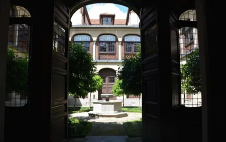 Monastery Royal Barefoot Visit with entrance without waiting for queues