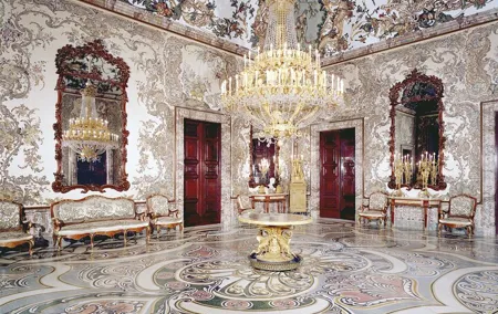 Royal Palace Guided Tour with Priority Access