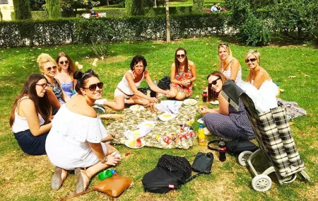 Pic-Nic Experience in Madrid with Games and Snacks