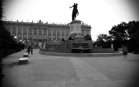 Surfing Madrid: From the Palace to the Tavern Private Tour