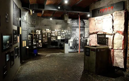Warsaw Uprising Museum (1944) + Wilanow Palace: SMALL GROUP /inc. Pick-up/