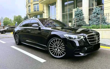 Private Transfer: Madrid Airport MAD to Madrid in Luxury Car