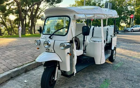 Tuk-tuk tour of downtown Madrid