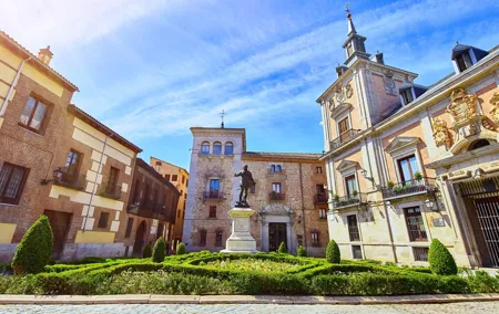 Private Walking Tour Madrid of the Austrias with Beer or Wine