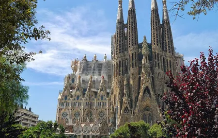 Sagrada Familia: Fast Track Guided Tour with optional Tower