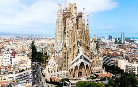 Sagrada Familia Monolingual Tour with Skip the Line Ticket