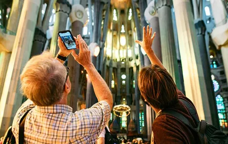 Barcelona: Highlights of Sagrada Familia Max 6 People Guided Tour