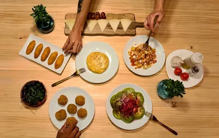 Authentic spanish tapas cooking class in barcelona