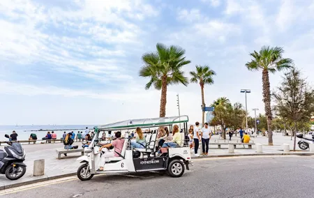 Barcelona Expert Plus Tour in Private Eco Tuk Tuk