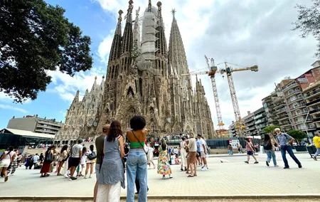 Barcelona: Gaudi Sagrada Familia Small Group Tour & Skip the Line