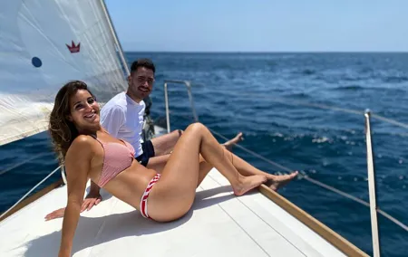 2-Hour Sailing Tour in Barcelona with Open Bar & Snacks